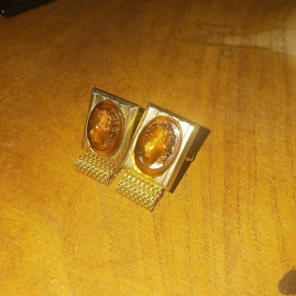 352. VTG Cameo Cuff links